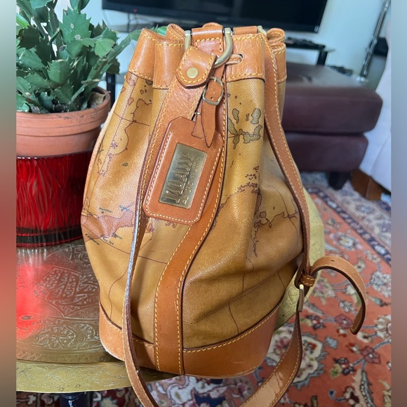 Alviero Martini Bucket Bag with bag tag - Picture 2 of 10